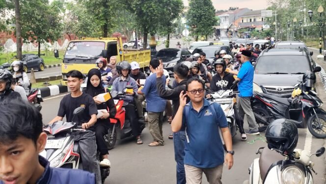 
					JJB dan KNPI Kabupaten Bogor Bagikan 1.000 Paket Takjil di Gelora Pakansari Cibinong